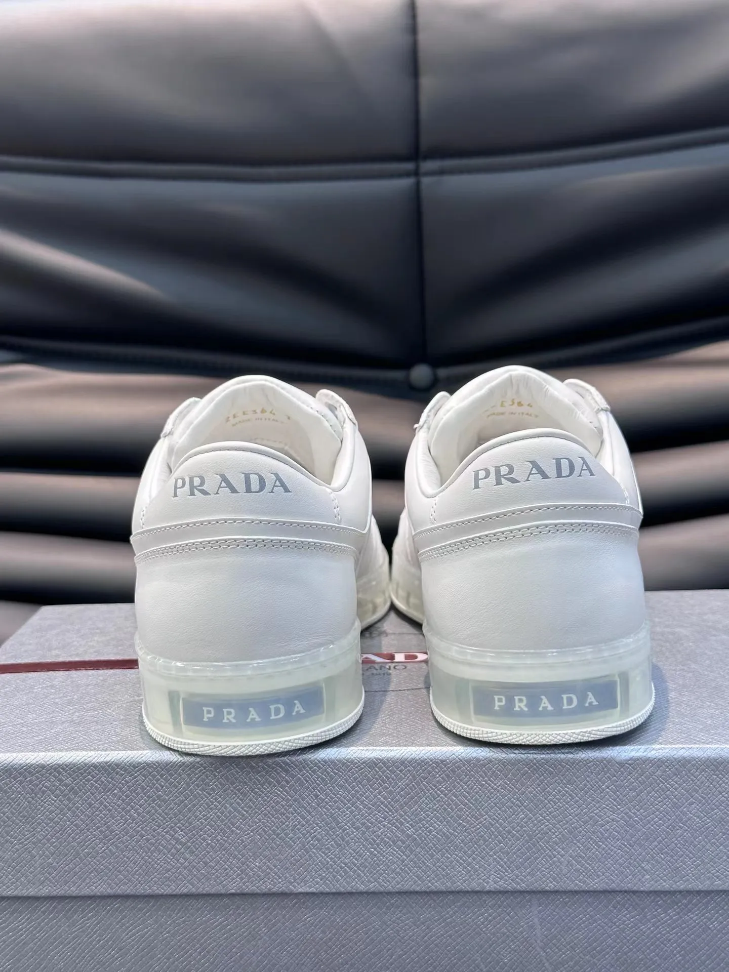 P420 38-45 Prada Prada’s new men’s leather sneakers, the highest version on the market, any comparison is welcome🆚! The original leather has excellent texture and is super high-end! Fetal sheep net lining imported from Italy, removable pad! Luxurious materials and fine workmanship, highly recommended!